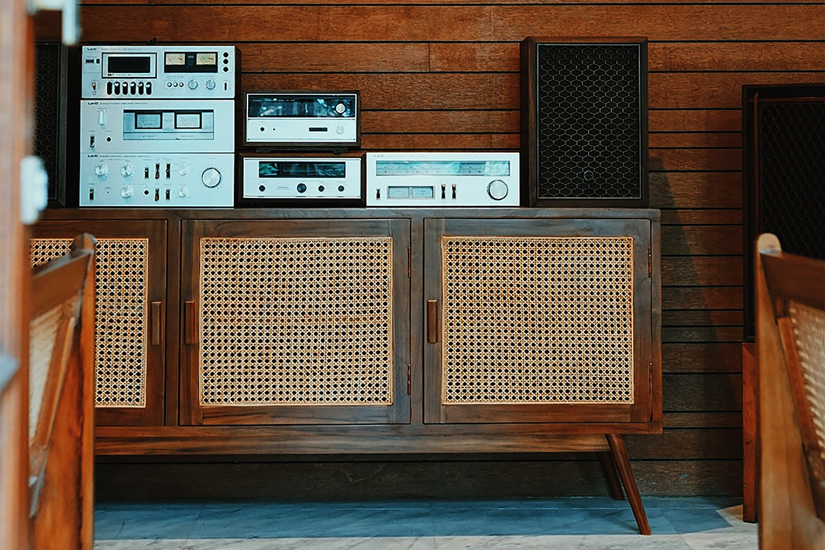 Stereo equipment on outdated media center