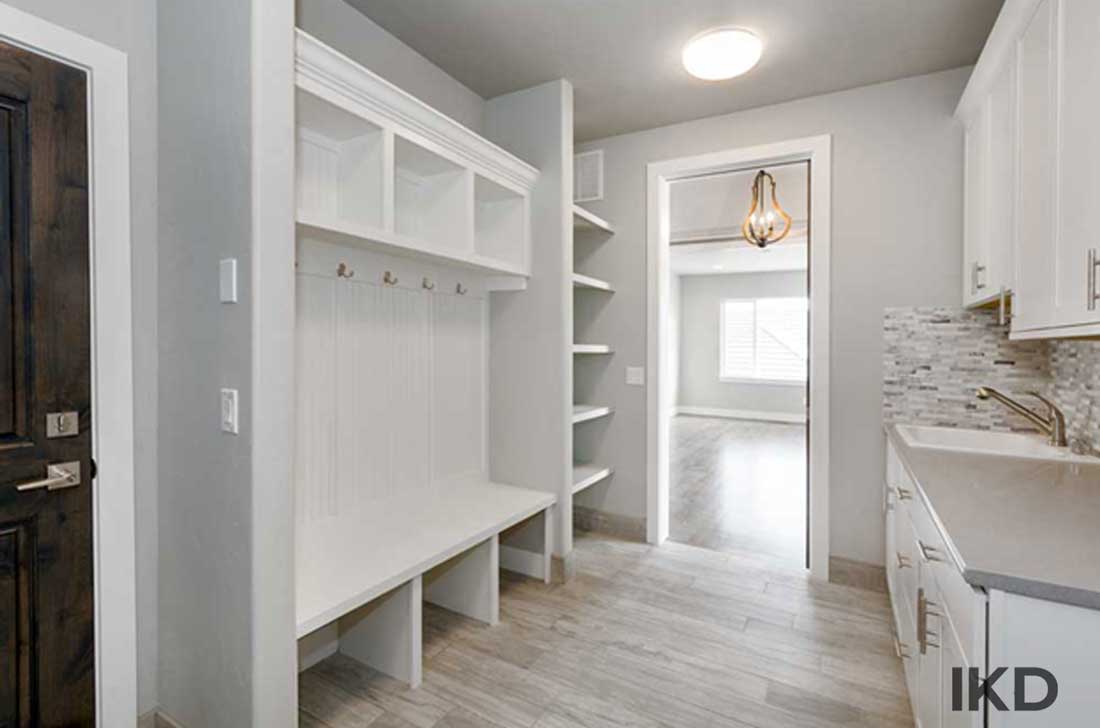 minimalist mudroom using SEKTION, KALLROR, and AXSTAD