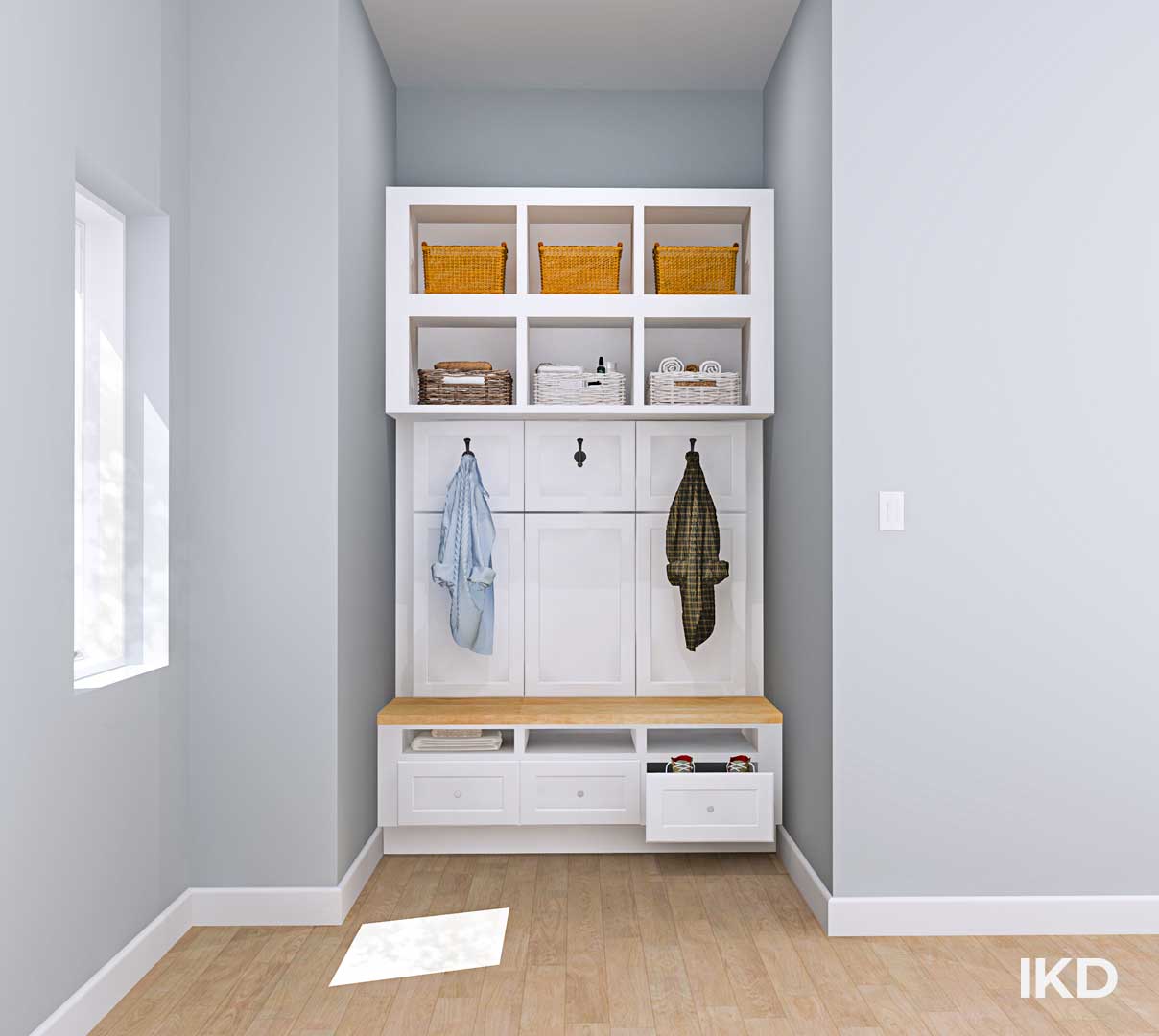 een kleine ingebouwde IKEA-modderkamer met witte AXSTAD-deuren