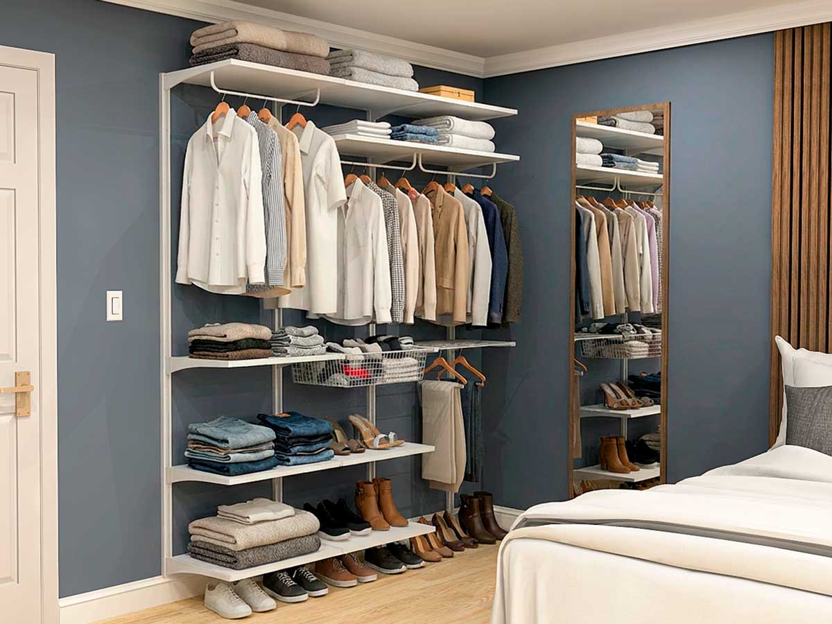 Boaxel in the bedroom. Not in the closet.